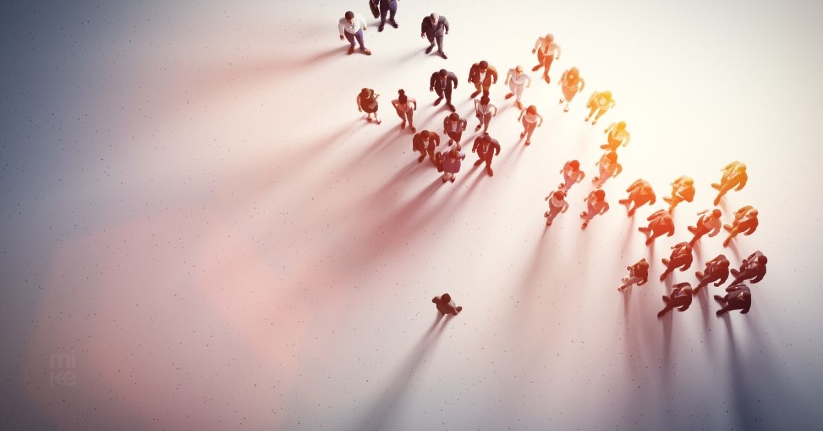 Grupo de personas siguiendo a un líder, representando el dilema del liderazgo y la resiliencia en equipos.