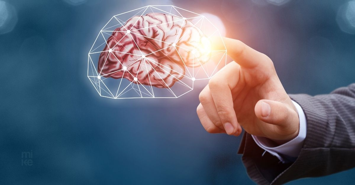 Líder señalando un cerebro iluminado, simbolizando la mentalidad de crecimiento como clave del liderazgo resiliente.